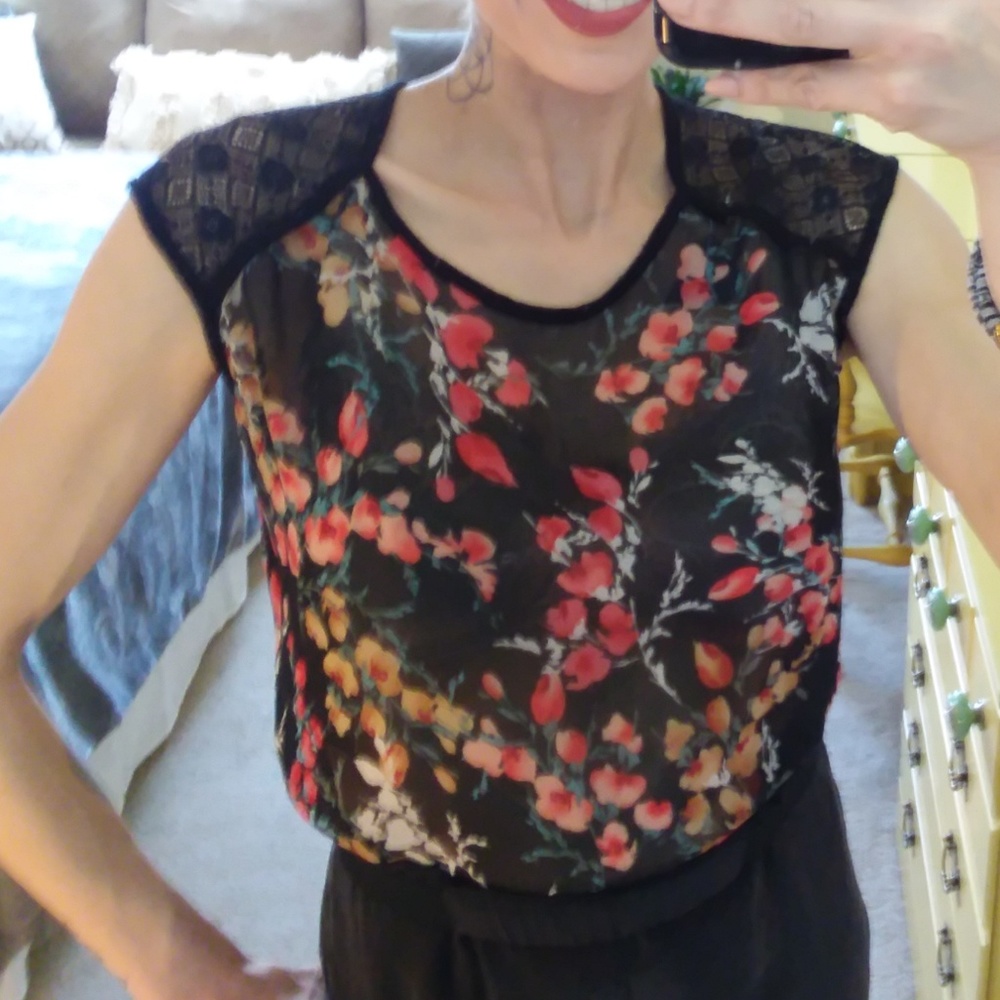 Floral Sleeveless Lace Hi-Low Blouse